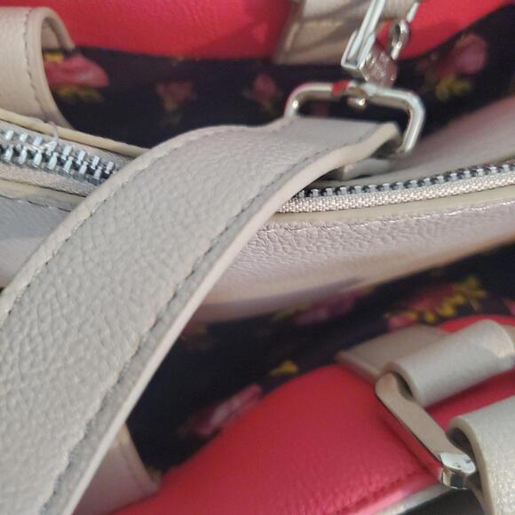 Betsey Johnson large shoulder bag cream w/silver hardware pink/multi interior - Picture 5 of 8